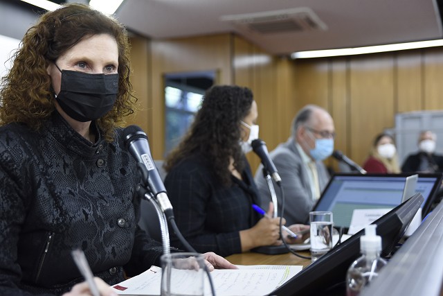 Titular da Sedese, Elizabeth Jucá respondeu a questionamentos dos deputados, no Assembleia Fiscaliza