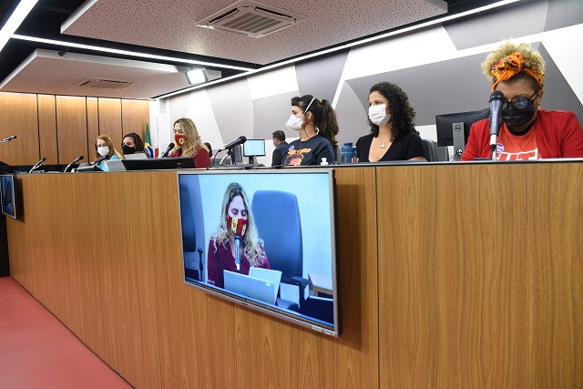 A falta de estrutura adequada para os cursos do Plug Minas e para receber turmas de ensino regular foi debatida