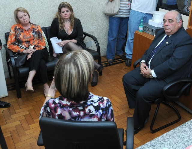 Os deputados visitaram as instalações da Delegacia Especializada e conversaram com as delegadas