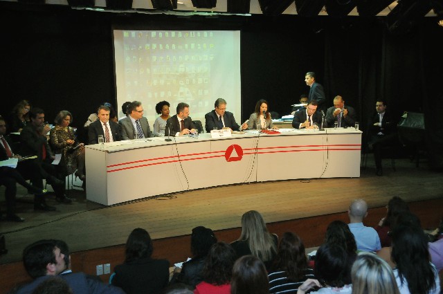 Foram apresentados, na reunião, requerimentos de ações e providências decorrentes da audiência, como uma visita a Goiás