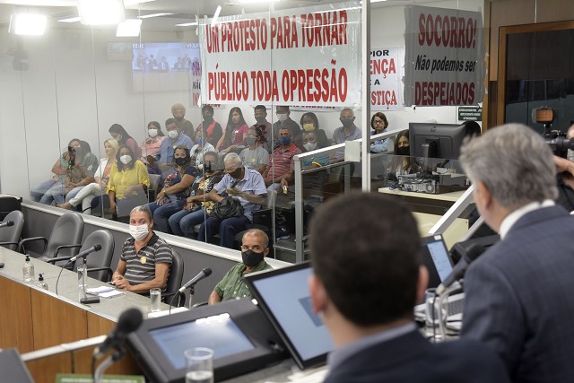 Moradores do Jardim Serra Verde protestaram contra a ameaça de despejo na Comissão das Privatizações