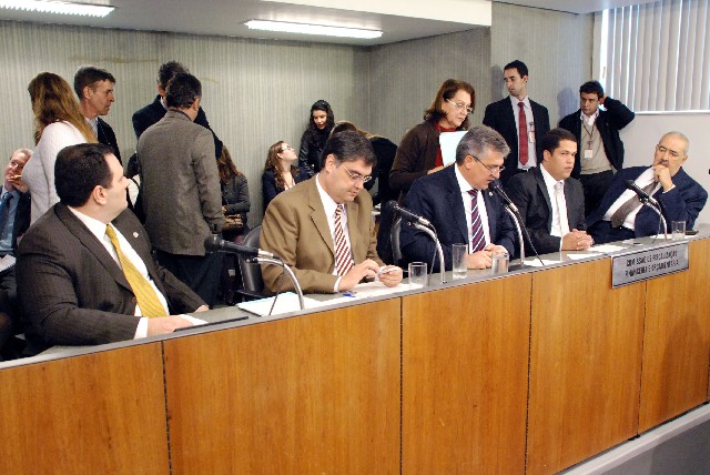 O projeto estabelece requisitos e procedimentos para absorver as fundações educacionais de ensino superior