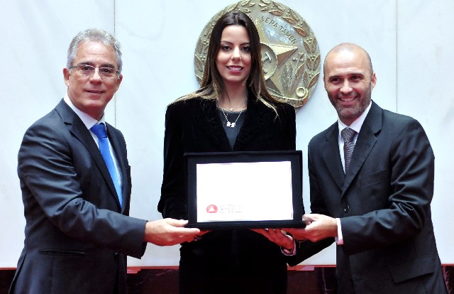 A presidente do Instituto, Débora Roichman, recebeu placa alusiva à homenagem