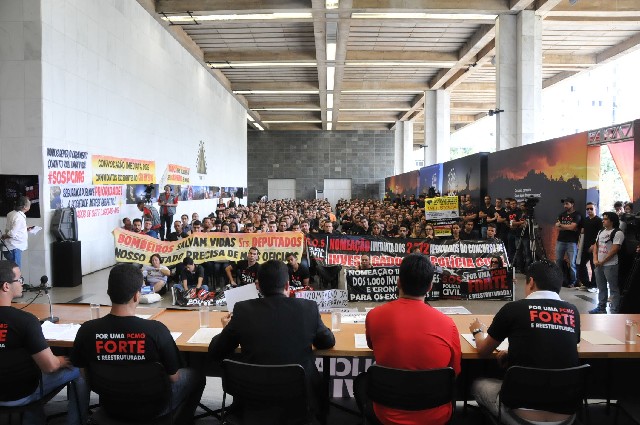 Cerca de 900 aprovados no último concurso da Polícia Civil estiveram na ALMG para reivindicar sua nomeação