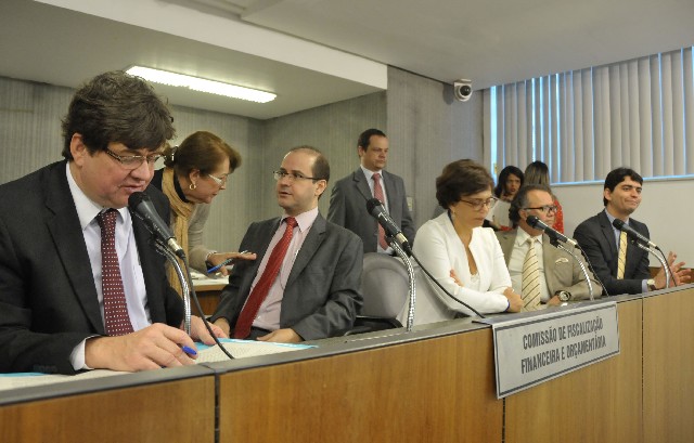 O relator André Quintão (à esquerda) apresentou novo substitutivo ao PL 3.513/16