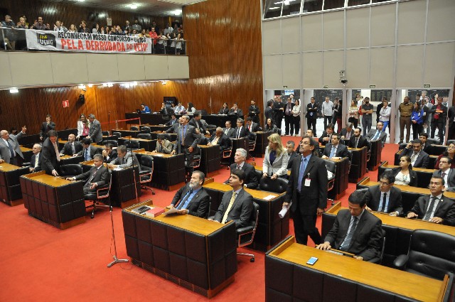 Na mesma reunião, foi aprovado projeto que proíbe porte de arma branca no Estado