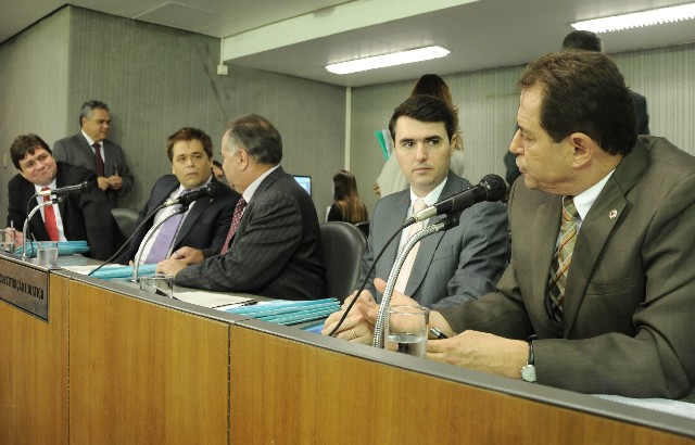 Luiz Henrique (à direita) propôs emenda para inclusão no projeto da carreira de cirurgião-dentista