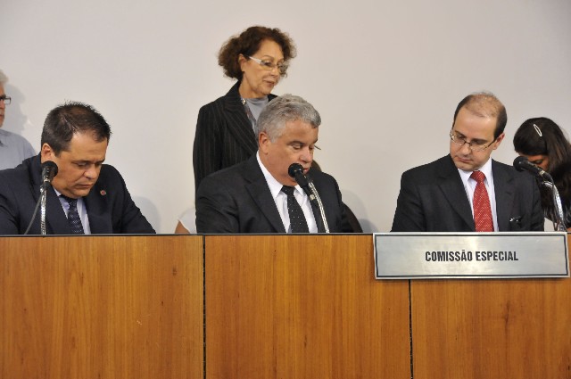 No caso de PEC, o prazo regimental concedido ao relator é de até 20 dias