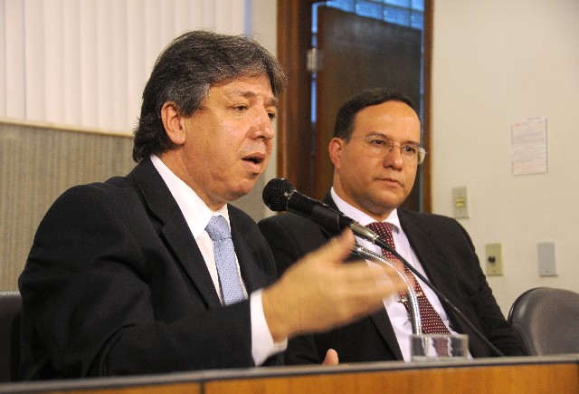 Antônio Jorge (à esquerda) disse que a comissão está analisando a possibilidade de ir ao Fórum de Santana