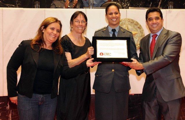 Daniela Rocha da Costa recebeu placa alusiva à homenagem