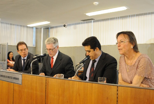 Foram aprovados requerimentos de audiências públicas e visita
