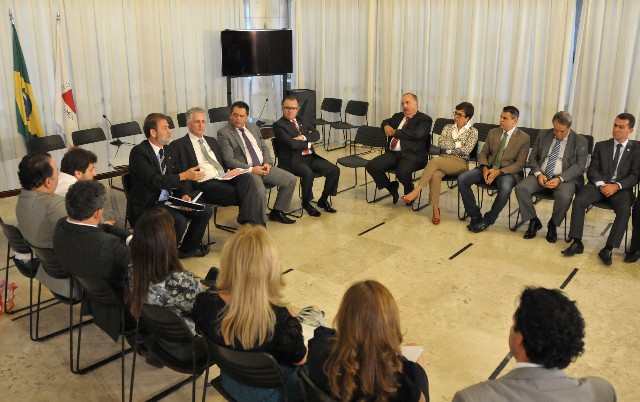 Deputados independentes e da base governista se reuniram no Salão Nobre nesta terça-feira (7)