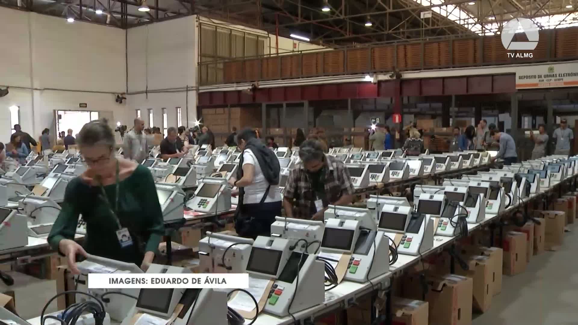 TRE-MG carrega e testa urnas eletrônicas