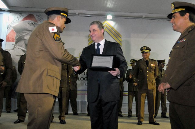 Adalclever Lopes parabenizou esse sistema de ensino, que contribui para que os policiais estejam cada vez mais preparados para a preservação da ordem pública