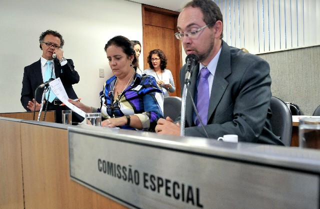 Deputados da Comissão Especial para o Enfrentamento do Crack discutem ações para o combate à droga