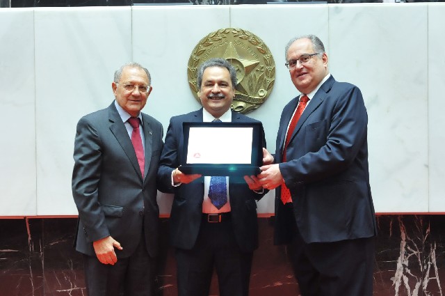Os deputados Hely Tarqüínio e Roberto Andrade entregaram ao presidente da empresa placa alusiva à comemoração