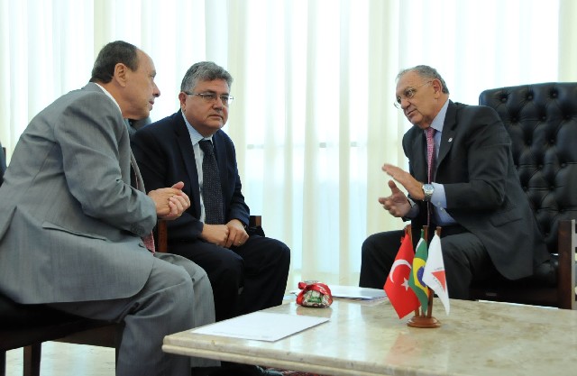 Segundo o embaixador Hüseyin Lazip Diriöz (centro), em dez anos os negócios entre Brasil e Turquia teriam saltado de U$ 300 milhões para U$ 3 bilhões por ano