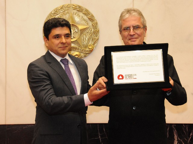 Doutor Wilson Batista entrega placa alusiva à homenagem ao diretor da escola, José Nicodemos Couto