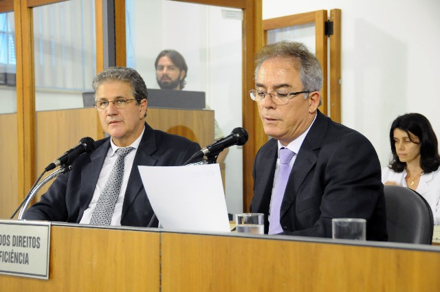 O requerimento é de autoria do deputado Duarte Bechir (direita)