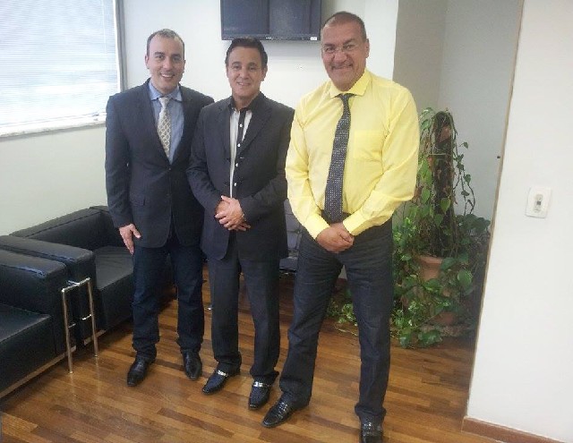 O deputado Noraldino Júnior (à esquerda) elogiou a experiência do Estado de São Paulo na proteção aos animais