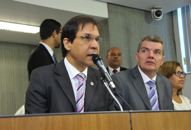 Segundo Anselmo José Domingos (à esquerda), nenhuma das escolas sofreu qualquer tipo de alteração estrutural desde a construção