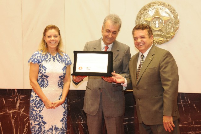 Ricardo Gontijo, presidente da Direcional Engenharia, recebeu a placa alusiva à homenagem do deputado Alencar da Silveira Jr.