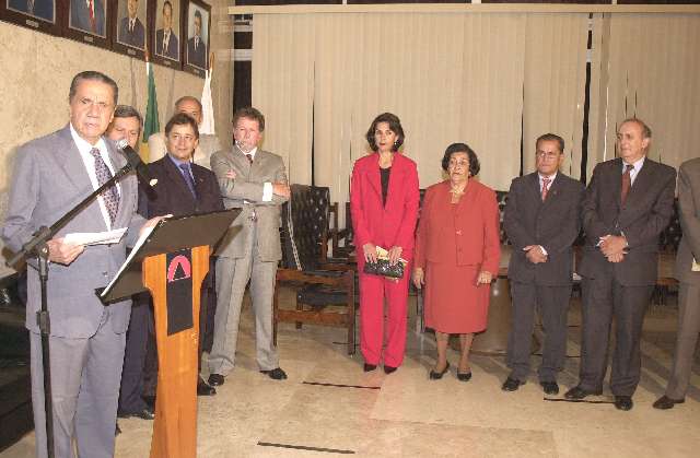 Ao microfone, o ex-deputado Geraldo Santanna, no Salão Nobre da Assembleia, em 2003 - Arquivo