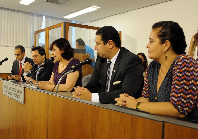 A deputada Liza Prado (à dir.) foi eleita para presidente da comissão