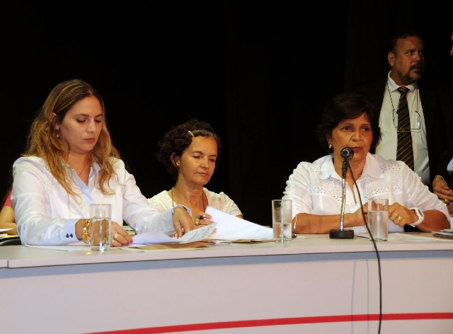 Segundo Beatriz Cerqueira (à esq.), as contratações precárias do Estado têm se tornado regra
