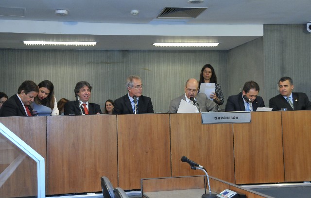 O parecer do relator foi pela aprovação da matéria na forma do substitutivo nº 1, da CCJ