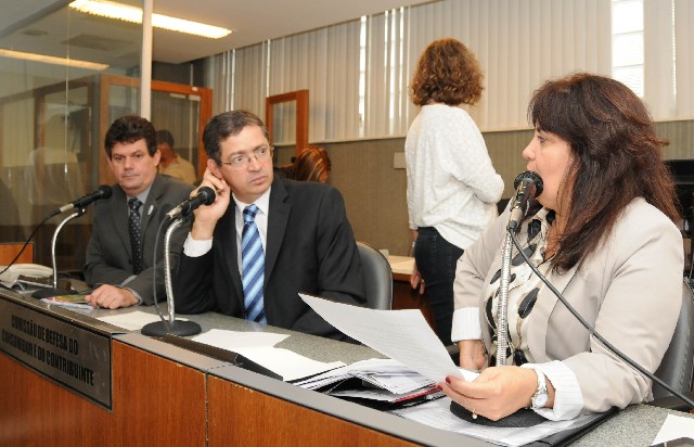Délio Malheiros (ao centro), solicitou discussão sobre fornecimento de água em Vespaziano e Santa Luzia