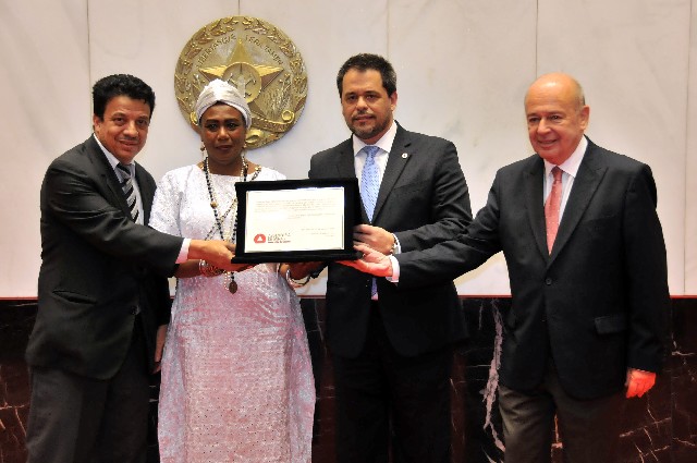 A congadeira Isabel Casimira Gasparino recebeu a homenagem dos deputados