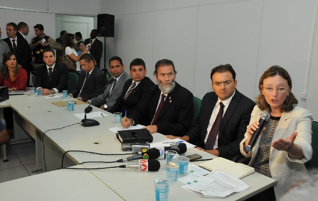 A ministra da Secretaria de Direitos Humanos da Presidência da República, Maria do Rosário (à dir.), acompanhou a Comissão de Direitos Humanos em visita à Polícia Civil de Ipatinga