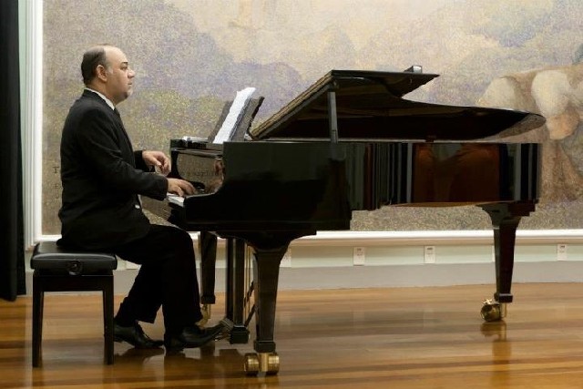 Chantal é bacharel em piano e canto