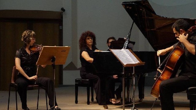 Trio é formado pelos músicos Marija Mihajlovic, Míriam Bastos e Robson Fonseca