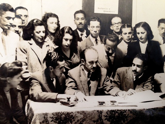 Armando Ziller (centro) em reunião do Sindicato dos Bancários. Concursado do Banco do Brasil, Ziller dividia-se entre as atividades do PCB e do movimento sindicalista