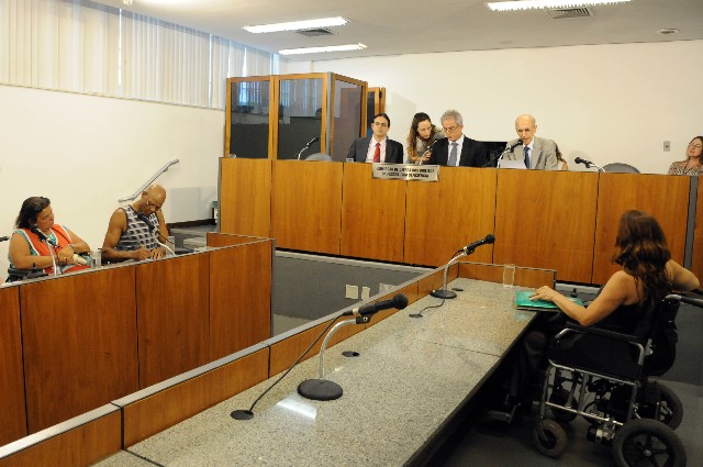 Os deputados ouviram reclamações de pessoas com deficiência a respeito da acessibilidade em BH