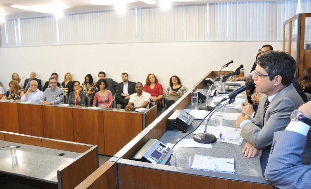 O secretário de Estado Fausto Pereira dos Santos apresentou relatório de atividades à Comissão de Saúde da ALMG