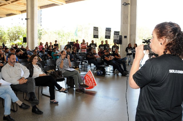 A sindicalista Sandra Silvestrini denunciou perseguições e ameaças contra servidores que protestam.