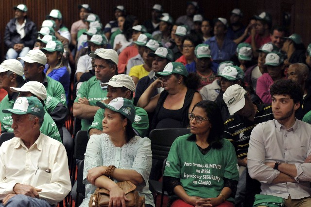 Trabalhadores e produtores rurais lotaram o Plenário da ALMG durante debate público nesta segunda-feira (1º)
