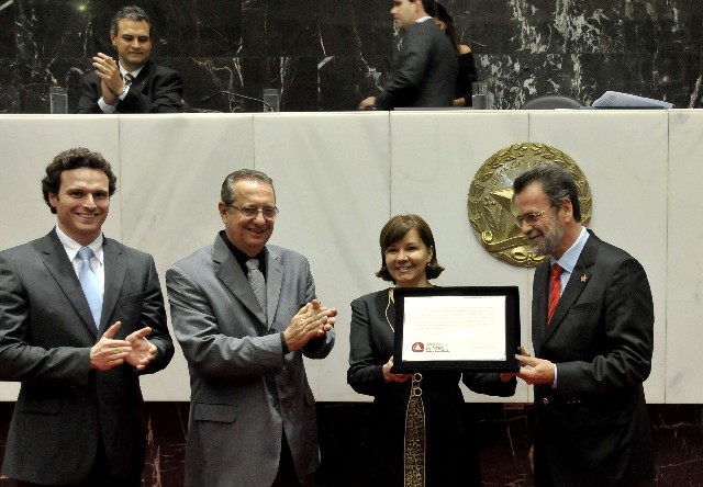 Laura Medioli recebe placa comemorativa dos deputados Fred Costa, Rômulo Veneroso e Durval Ângelo