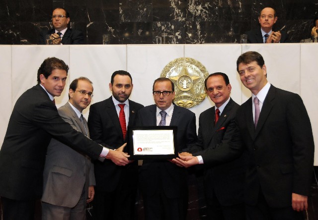 Robério Oliveira Silva (centro) disse que a homenagem redobra seu ânimo para continuar a conduzir o trabalho na instituição