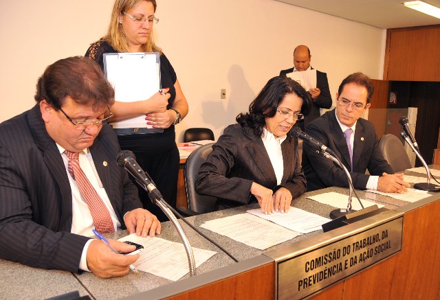 Celinho do Sinttrocel (à esq.) foi autor do requerimento para discutir situação de grevistas