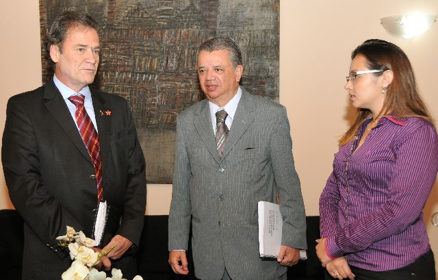 O deputado Durval Ângelo e a vereadora de Contagem Isabella Filaretti visitaram o presidente do TJMG, desembargador Joaquim Herculano Rodrigues