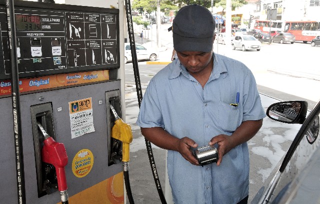 Quem tem veículo bicombustível deve ficar atento à diferença de preço entre etanol e gasolina - Arquivo/ALMG