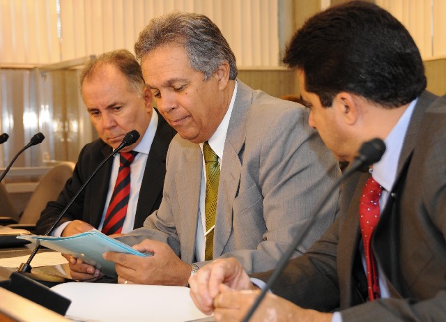 Rômulo Viegas (ao centro) foi o relator que opinou pela rejeição do PL 795/11