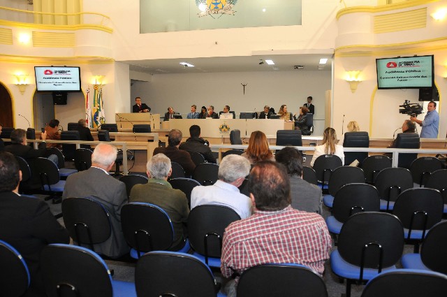 A reunião foi realizada na Câmara Municipal de Poços de Caldas
