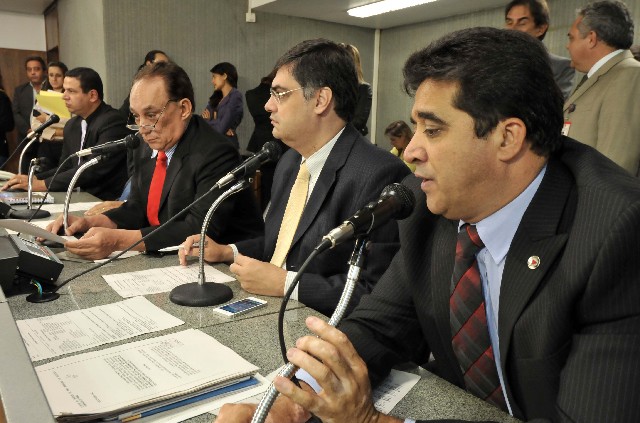 O deputado Sargento Rodrigues (à dir.) comemorou o envio do projeto ao Plenário