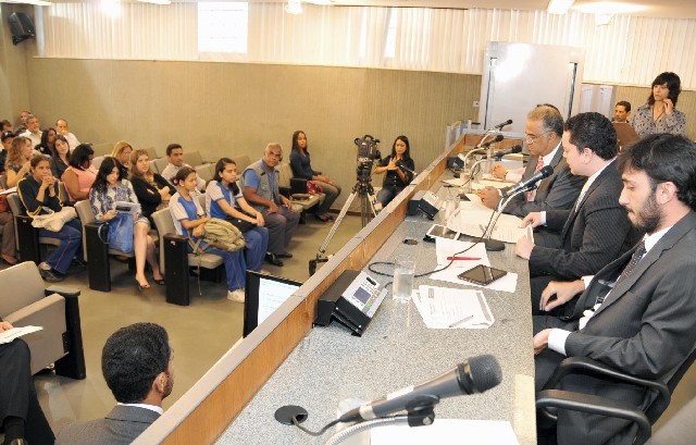 Implantação do tratamento de resíduos sólidos em mais 40 municípios também é uma das metas para 2014 apresentadas por técnicos do Governo do Estado na ALMG