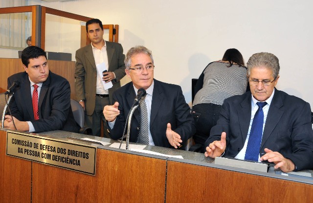 Na reunião, foi proposta uma audiência pública com a participação das duas mães e de outras na mesma situação